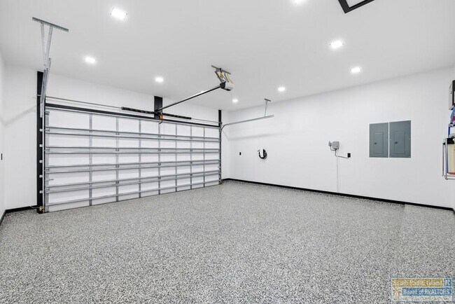 Building Photo - 203 W Lantana St