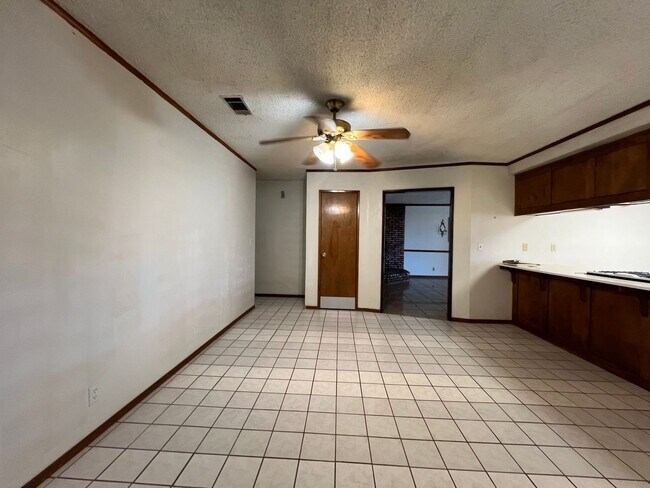 Building Photo - 3 Bedroom 2 Bathroom House with RV Parking...