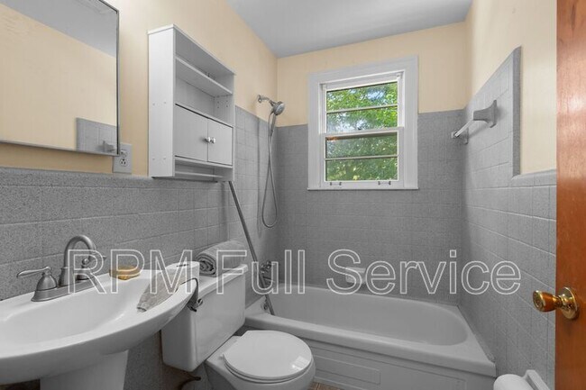 Building Photo - 570 Carol Dr