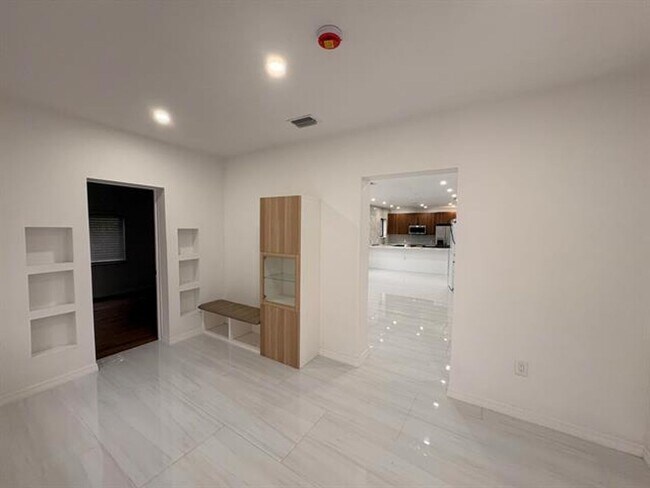 Building Photo - 1721 SW 12th St