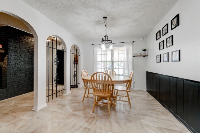 Building Photo - 303 Manning Dr