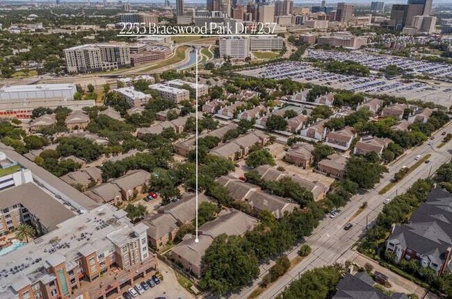 Building Photo - 2255 Braeswood Park Dr