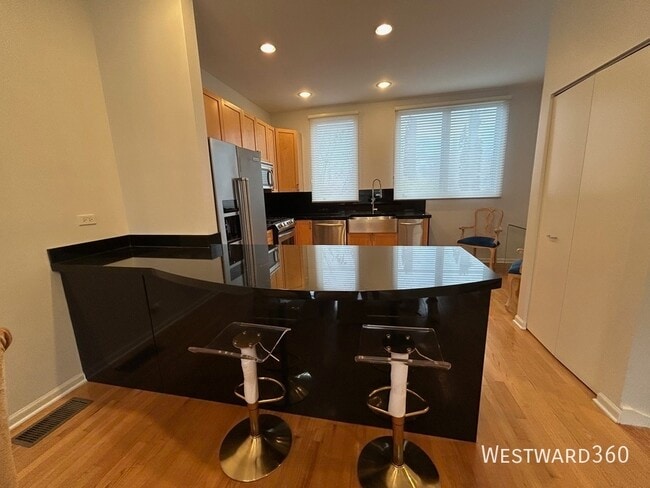 Building Photo - 1801 W Winnemac Ave