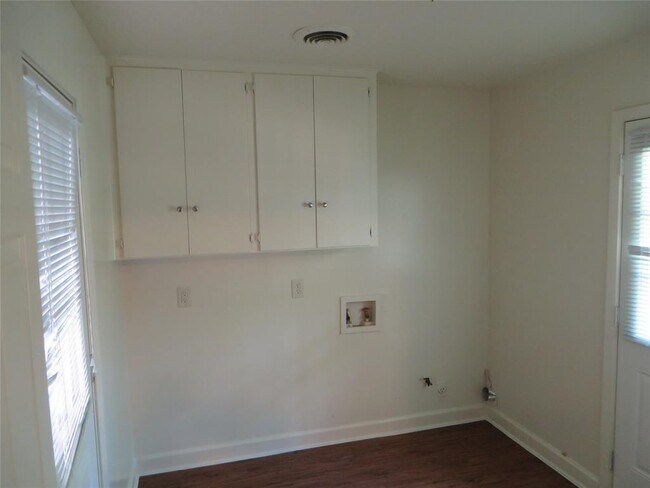 Building Photo - 812 Ranch Rd