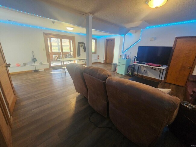 Building Photo - 4035 N Hinkle Rd