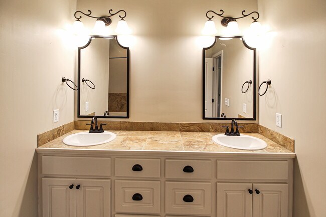 Building Photo - 165 Harvey Cir