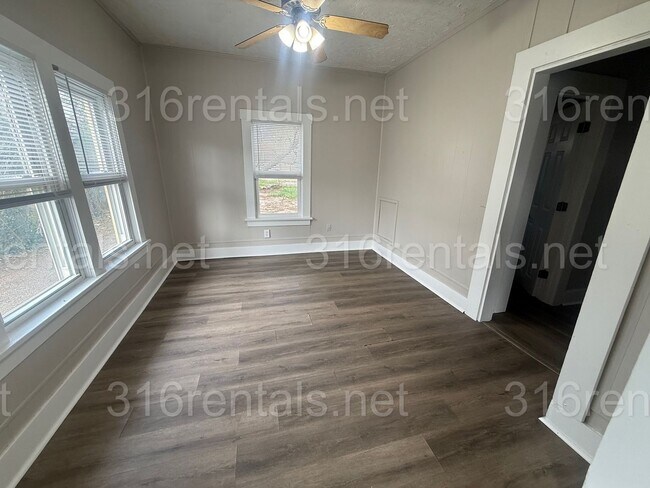 Building Photo - $945- 3 bed 1 bath home - Single Family Home