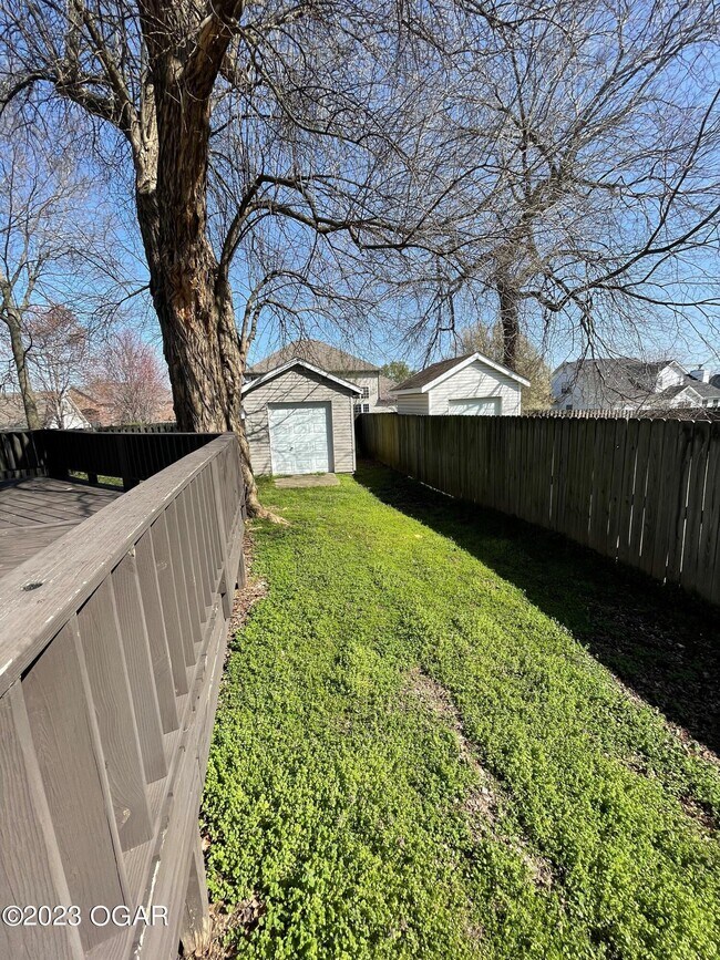 Building Photo - 913 Briarview Dr