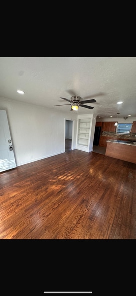 Living room - 4717 Worth St