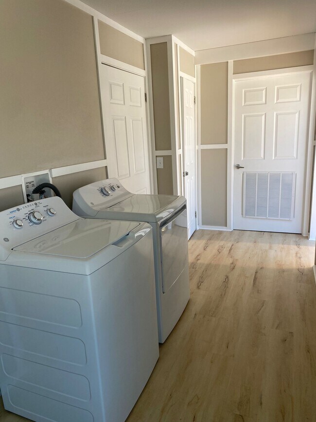 Building Photo - 8018 Grady Dr