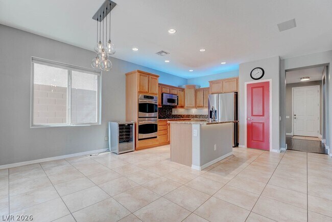 Building Photo - 2589 Chateau Clermont St