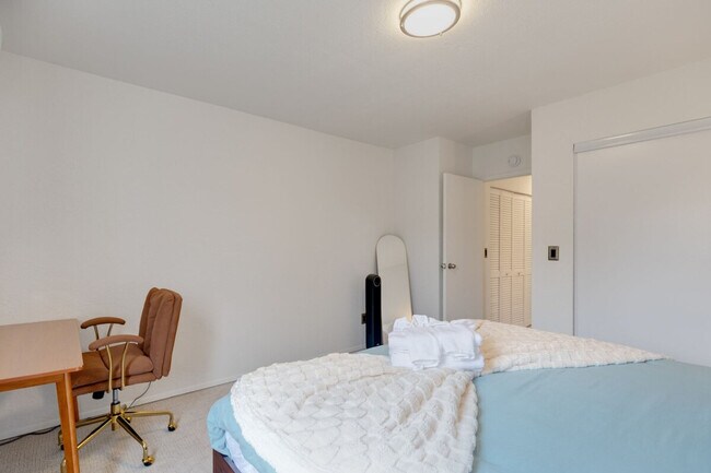 Building Photo - 5924 18th Ave SW