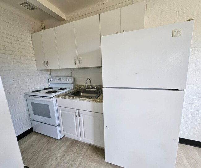 Building Photo - IMPERIAL CORNER APARTMENTS -$299 Move-In Special!