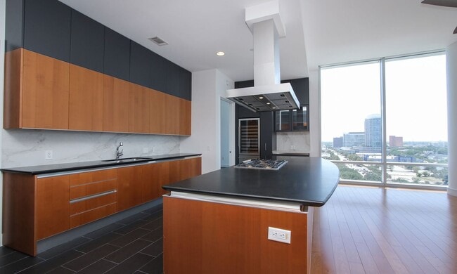 Building Photo - Exquisite Luxury high-rise 2 bedroom, 2bat...