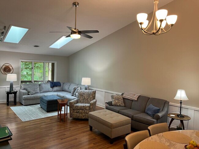 Building Photo - 104 Live Oak Ln