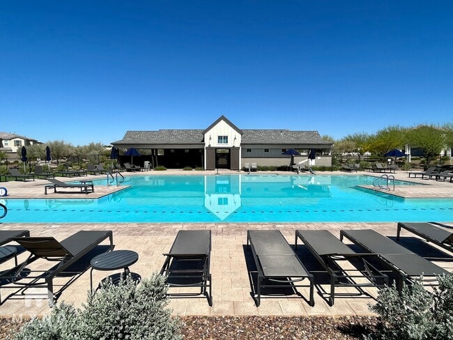 Building Photo - 4839 E Village Dr