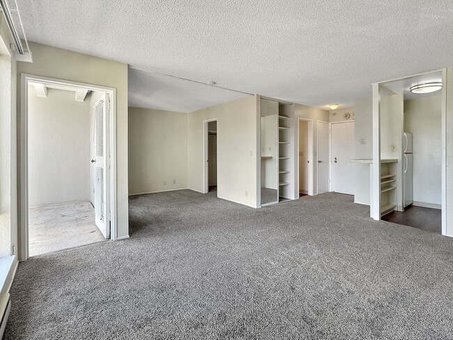 Building Photo - Sunny 3rd floor condo with parking in Wate...