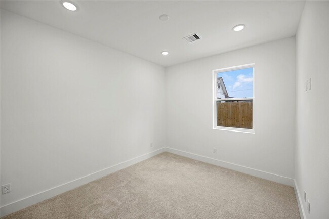 Building Photo - 870 W Little York Rd
