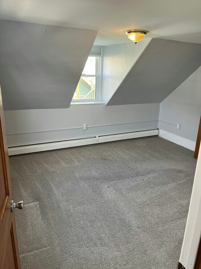 Building Photo - 18 Roundy St