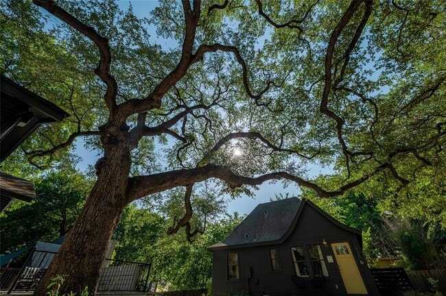 Building Photo - 1507 Drake Ave