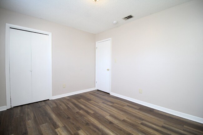Building Photo - Available 8/28 – Updated Gulf Breeze 3BR w...