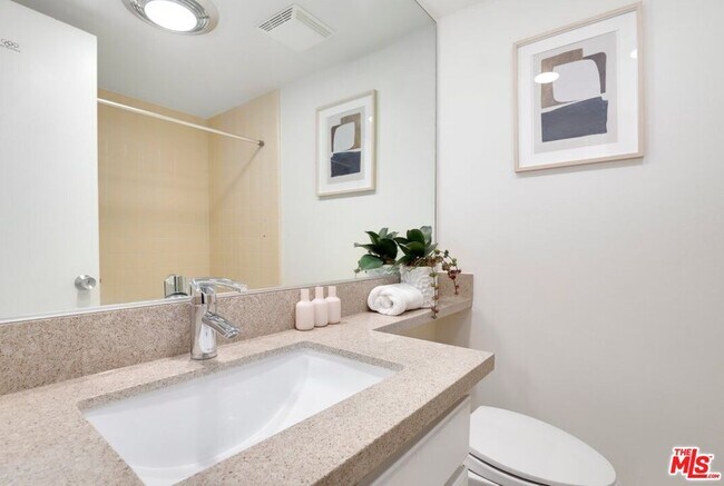 Building Photo - 848 Lincoln Blvd