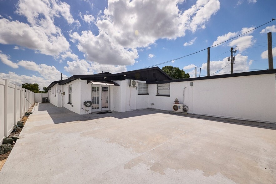 Building Photo - 6804 N Hubert Ave