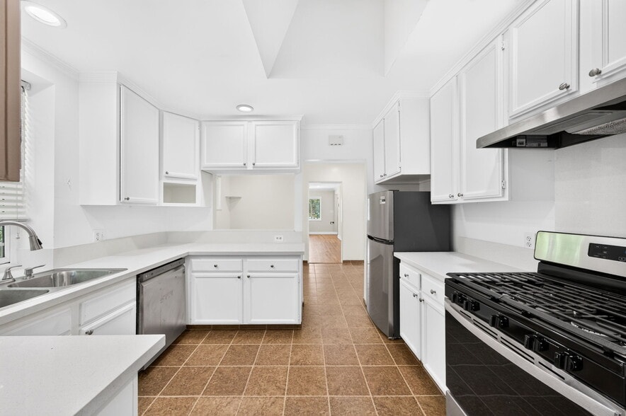 Building Photo - 10817 Charnock Rd