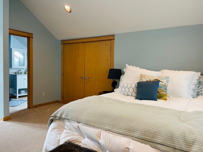 Building Photo - This gorgeous Bainbridge home is available starting mid July