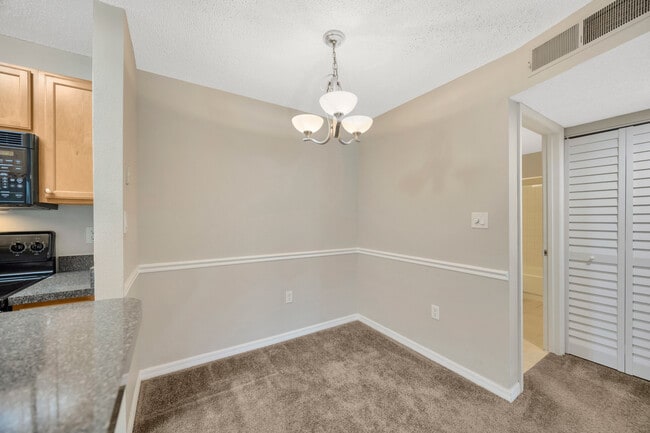 Building Photo - Lake Parsons Green