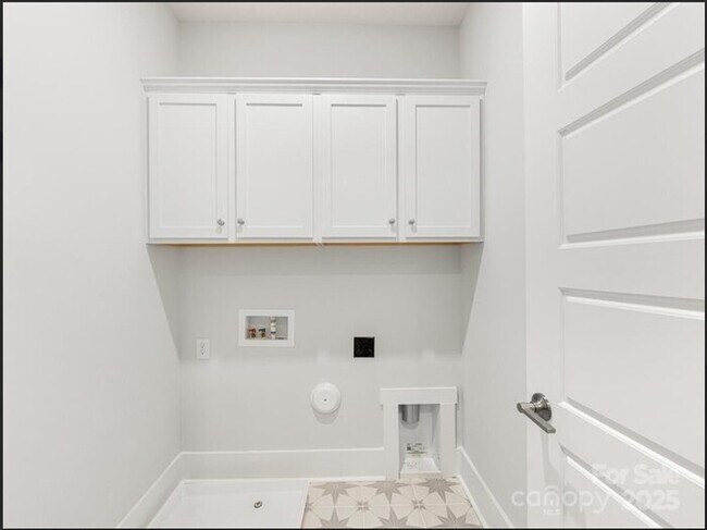 Building Photo - A cozy and spacious 4-bedroom, 5-bath home...