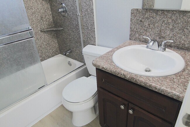 Building Photo - 3345 Del Mar Ave