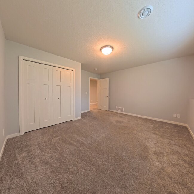 Building Photo - 11956 Castle Rock Ct N
