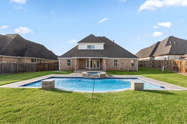 Building Photo - 1735 Woodridge Dr