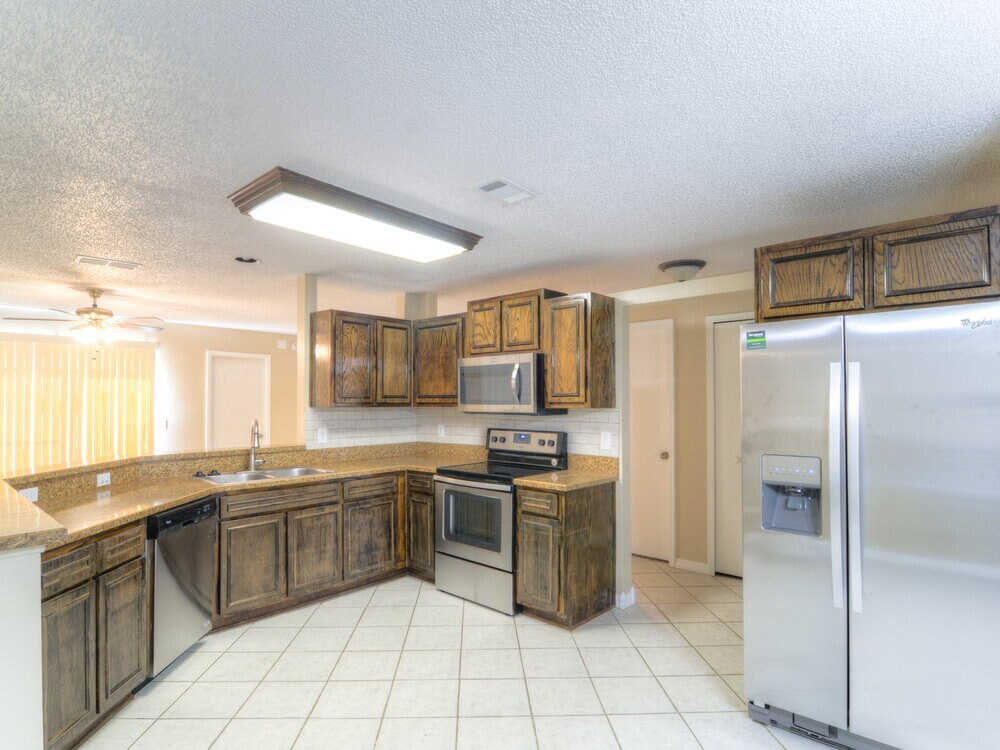Building Photo - 1723 Ashwood Cir