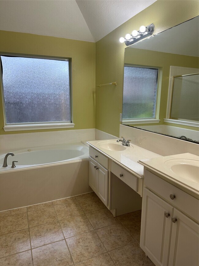 Building Photo - 11402 Softbreeze Ct