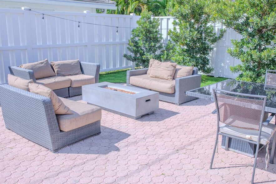 Building Photo - 2730 NE 40th Ct