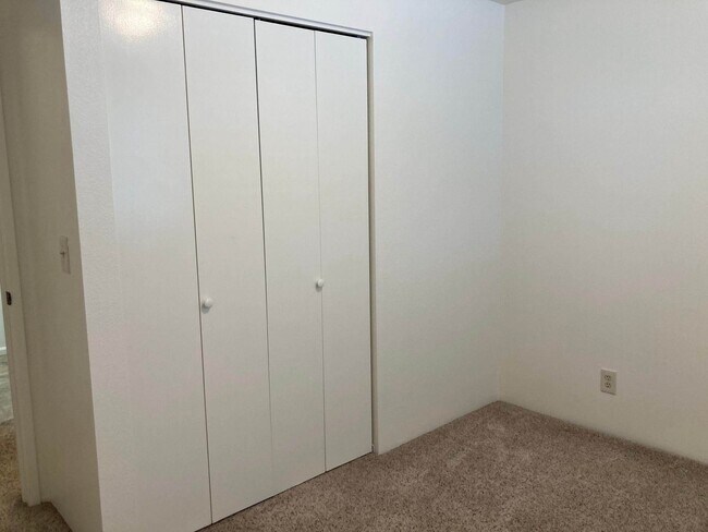 Building Photo - 3 br, 1 bath House - 141 Laguna Ct