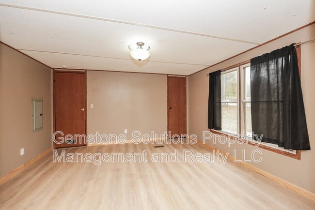 Building Photo - 5576 Hargrove Rd