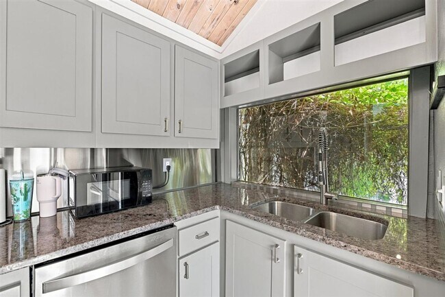 Building Photo - Remodeled Mid-Century 3-Bedroom, 2.5-Bath Home in a Highly Desirable Boise Neighborhood