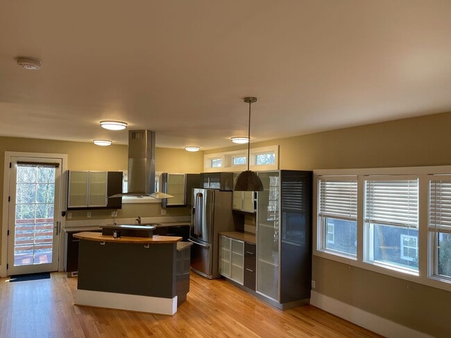 Building Photo - West Asheville, Green Built,  4 Bedroom, 4 Bathrooms. Two separate  living areas.