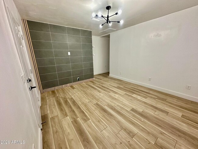 Building Photo - 3125 E Oak St