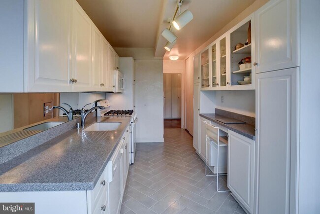 Building Photo - 4201 Cathedral Ave NW