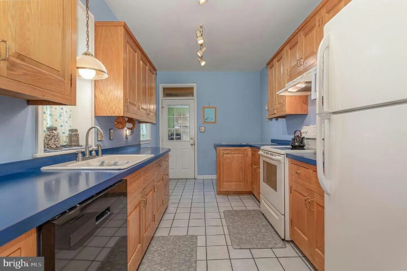 Building Photo - 340 E Locust St