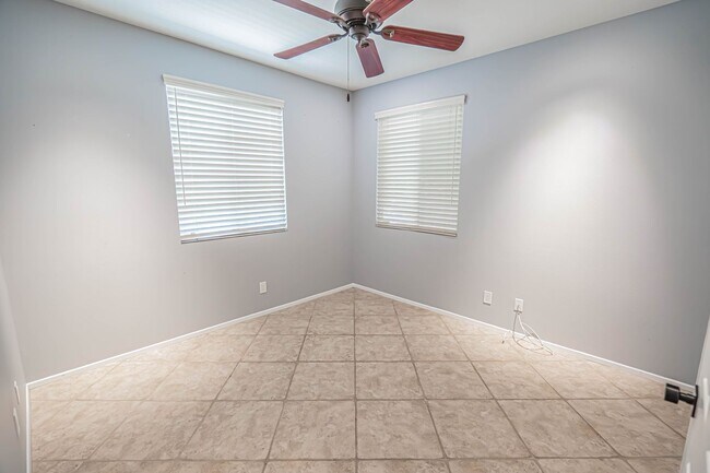 Building Photo - Single Story Pool Home for Rent in Palmdale.