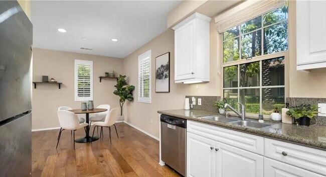 Building Photo - 66 Full Moon