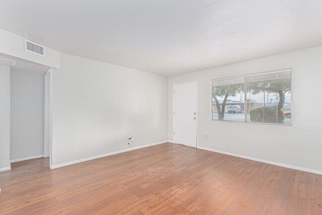 Building Photo - Renovated 2 bed | 1 bath - Central Tempe Location!