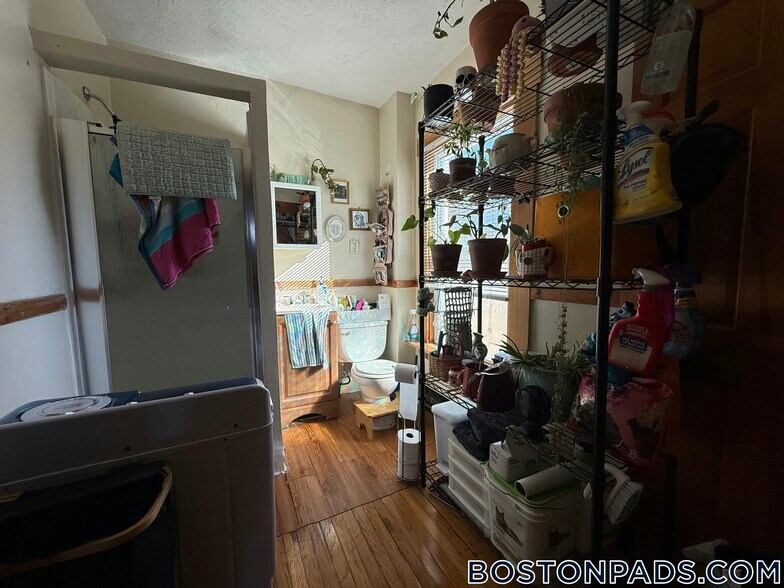 Building Photo - 100 River St