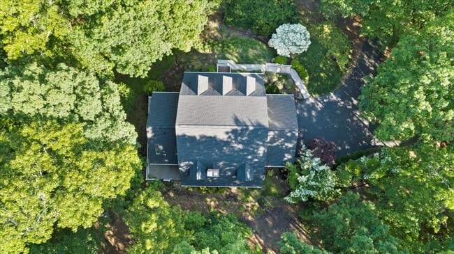 Building Photo - Five Bedroom Home