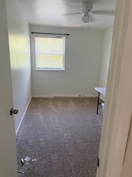 Small bedroom or office - 4071 Balwynne Park Rd